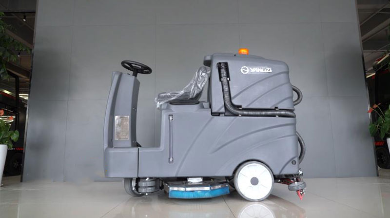 使用正確類型的洗地機清潔！