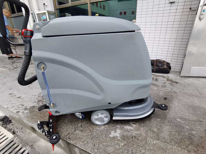 學校食堂怎么清洗方便？揚子手推式洗地機了解一下