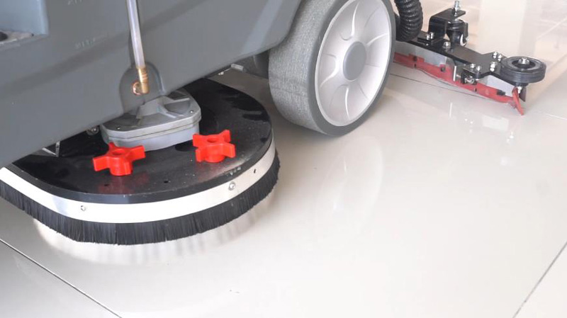 為什么選擇駕駛式洗地機或掃地機？卓越、經濟高效的清潔