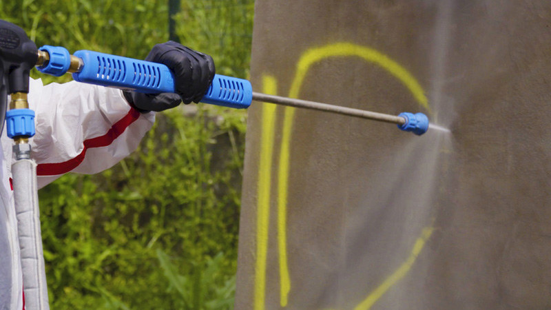 使用專業高壓清洗機去除涂鴉