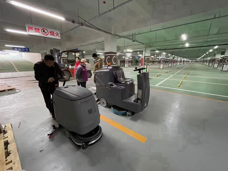 采用電池式全自動洗地機，易于清潔消毒，節省時間和人工成本！