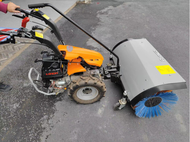 立冬剛過，小型掃雪機來了