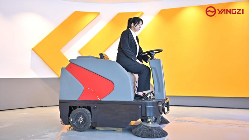 小型掃地車讓我們更加快捷的完成工作！